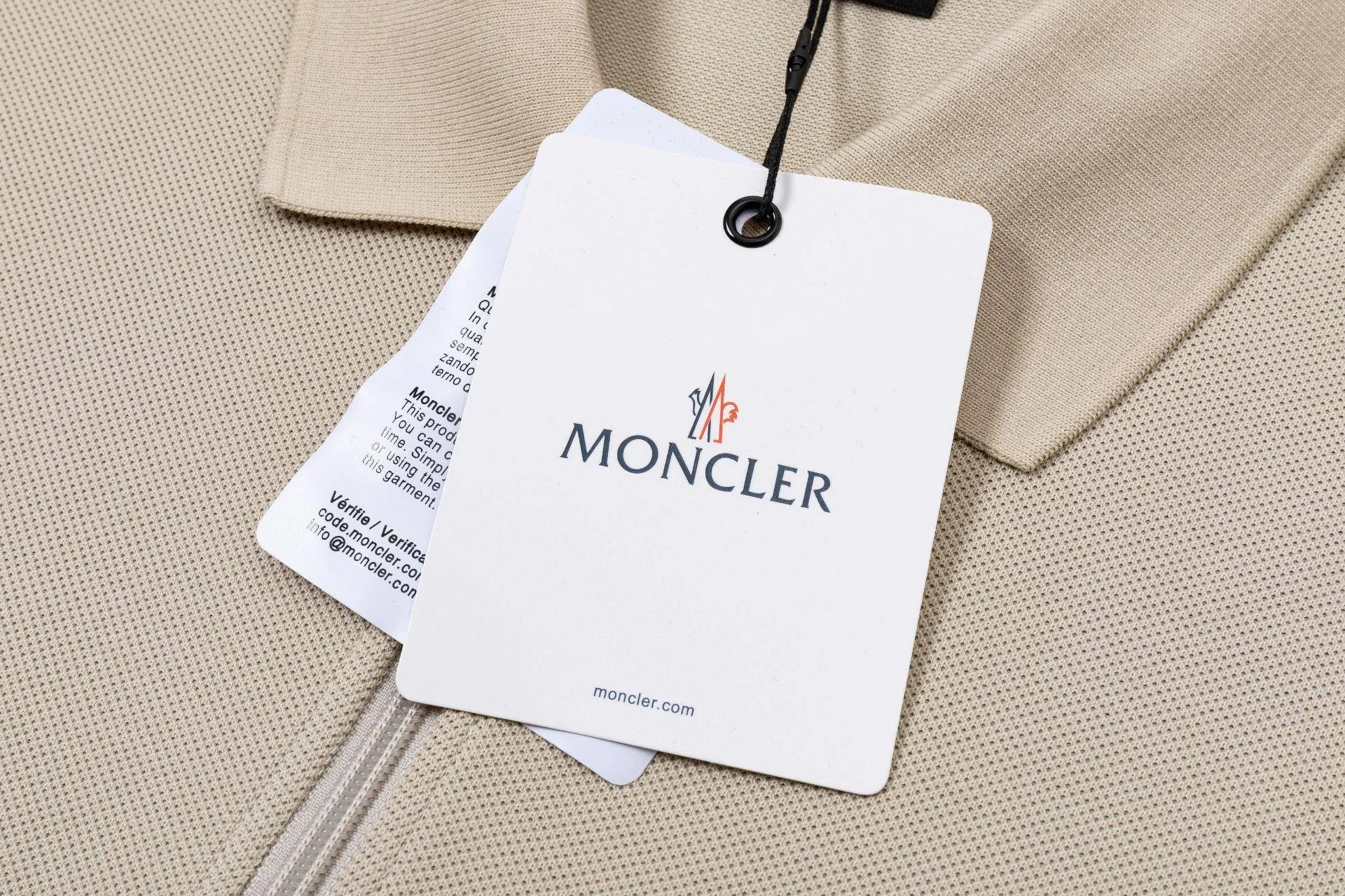 MONCLER POLO Polo  Polo ， 。 ​ ​ Classic Polo ， 。 ， 。 • • • • • ：Black Khaki Size：MLXLXXL